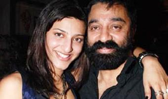 Kamal helps Shruthi in makeup 