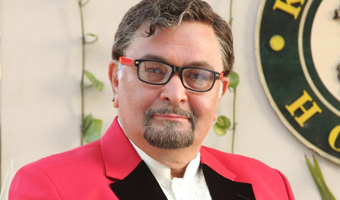 Dont want standard fathers role: Rishi Kapoor