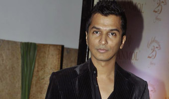 Vikram Phadnis opens RFW 2013 with traditional outfits