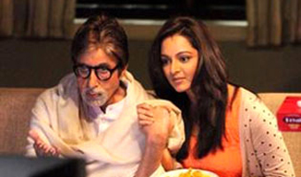 Manju faces camera along with Big B