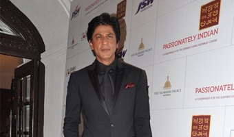 SRK receives elderly couples blessings