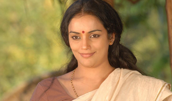 Shwetha Menon to comeback as television host 