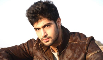 Doing same kind of film that mom did: Tanuj Virwani