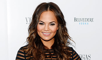 No underwear for Chrissy Teigen