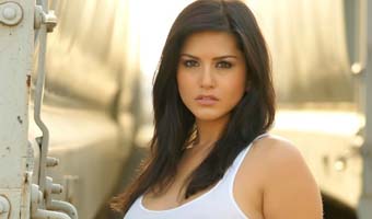 Sunny Leone gets tips from Naseeruddin Shah