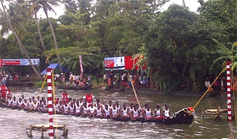 Keralas Nehru Boat Race enthrals thousands