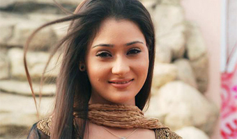 Actress Sara Khans vehicle overturns, no casualties