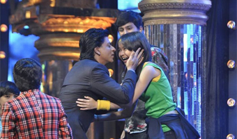 A peck on the cheek, SRKs style