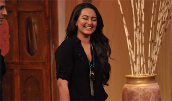 Sonakshi Sinhas surprise visit on TV show!