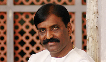 Honour the living instead of the dead: Lyricist Vairamuthu 