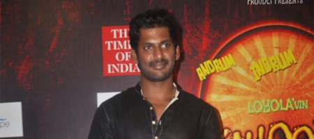 Vishal celebrates birthday on Pandianadu sets 