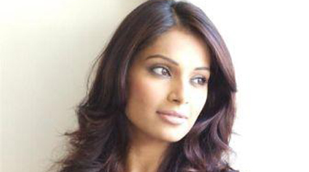 Bipasha finds it tough to shoot outdoors in India