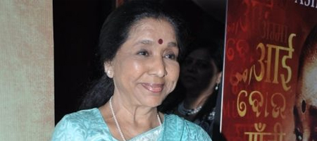 Asha Bhosle obliges fan