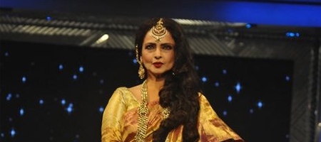 Rekha grooves on ramp for Yash Chopras birth anniversary