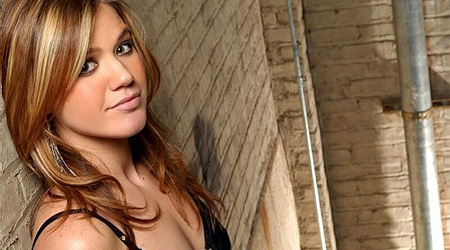 Kelly Clarkson welcomes new family member