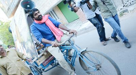 Vijay Sethupathi promotes Pannaiyarum... in a tricycle 