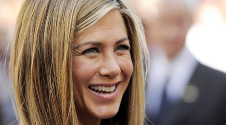 Use simple products for youthful skin: Aniston