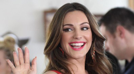Kelly Brook dares to bare in new ad