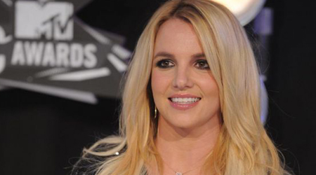 Britney stuns in silver dress at sisters wedding