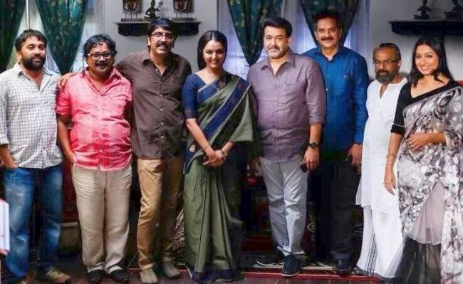 Manju Warier and Mohanlal together in a shooting location