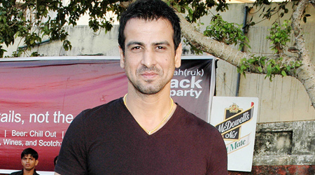 Ronit Roy gifts shoes to Adaalat unit
