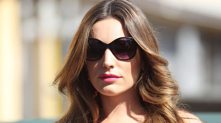 When on beach, Kelly Brook gives make up a miss