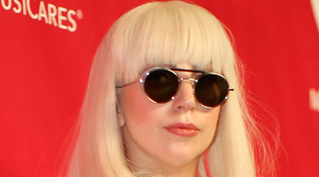 Gaga gives sensual lap dance to beau