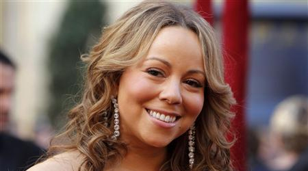 Mariah Carey posts raunchy snaps online