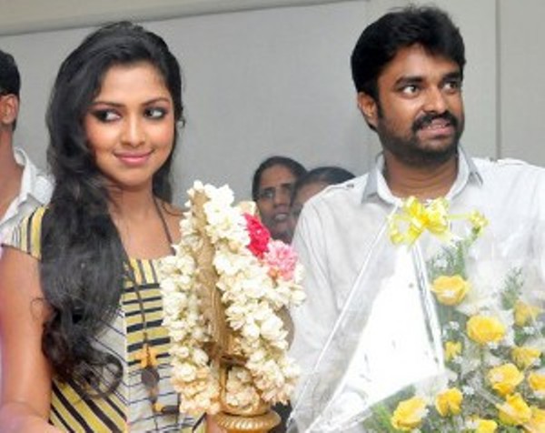 Amala Paul to tie knot with director Vijay