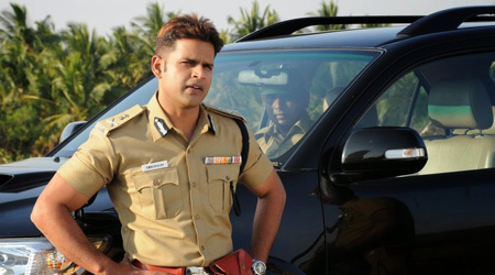 Shaam is a policeman in Purampokku