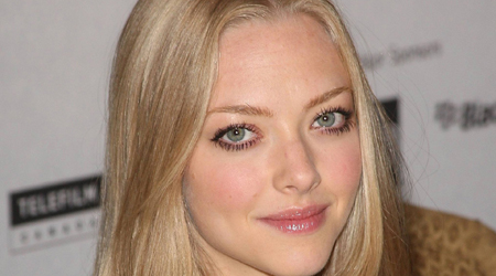 Amanda Seyfried takes dog on flights