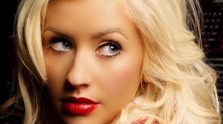 Christina Aguilera flaunts baby bump