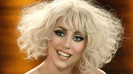 Gaga wants Biebers manager to bail her out