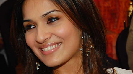 Dad is shouldering Kochadaiiyaan totally: Soundarya Rajinikanth