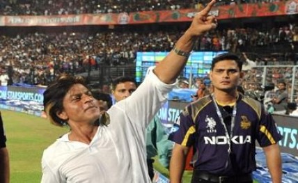 SRK dazzles Eden with kisses, dance