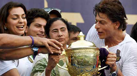 Bengal felicitates KKR, SRK, Juhi at Eden, seven injured in stampede