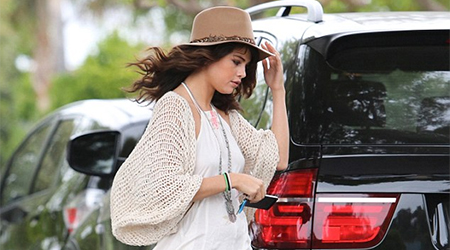 Gomez steps out without zipping up her dress