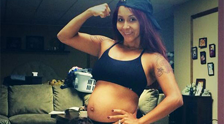 Snooki shows bare baby bump online