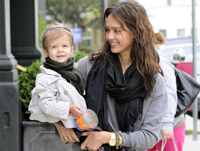 Jessica Alba prefers to be a working mother