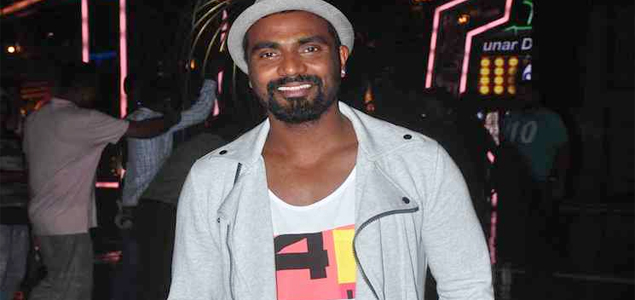 Remo hurts himself on Dance + set