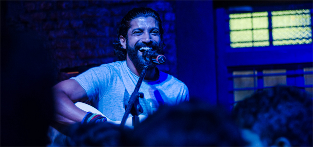 Farhan Akhtar surprises fans with impromptu gig