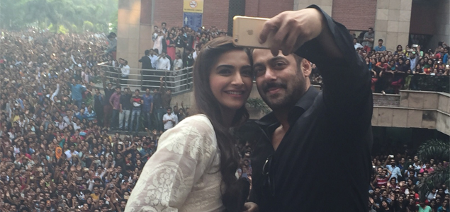 Salman, Sonam go on selfie spree in Noida