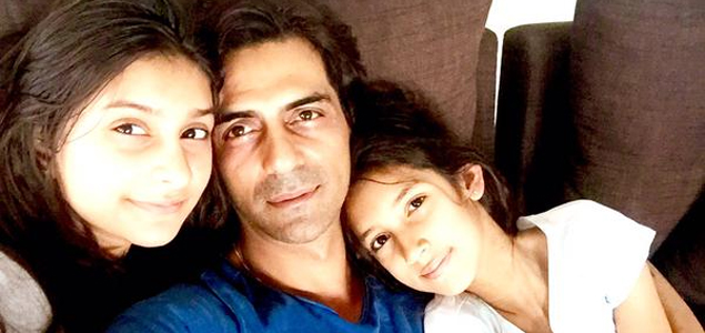 Arjun Rampal making Christmas plan with daughter 