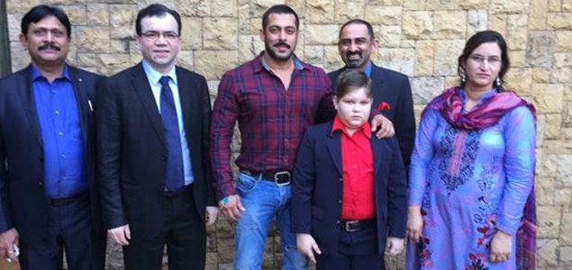 Salman Khan meets fan from Pakistan