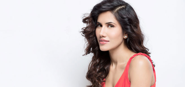 Sonnalli Seygall gets mobbed in Delhi