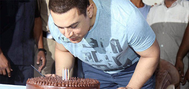 Aamir Khan celebrates and cuts vegan cake with reporters a day before his birthday