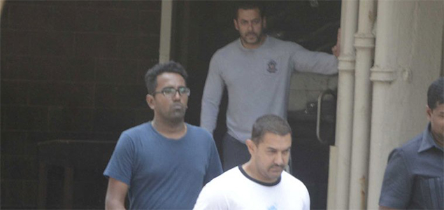 Salman Khan visited at his home by Aamir, Sonakshi, Rani and Raj Thackeray