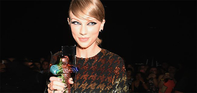 Taylor Swift takes home 4 trophies at the MTV Video Music Awards 2015