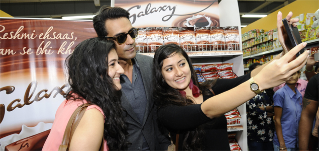 Arjun surprises fans with Galaxy chocolates