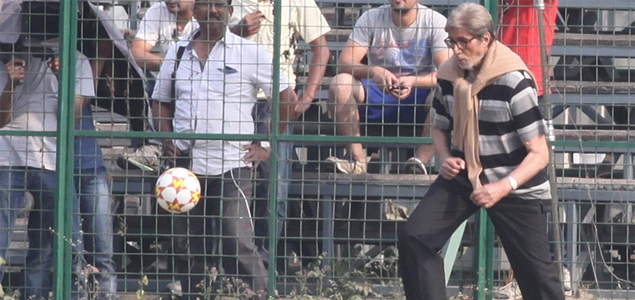 Amitabh Bachchan plays football with kids in Kolkata
